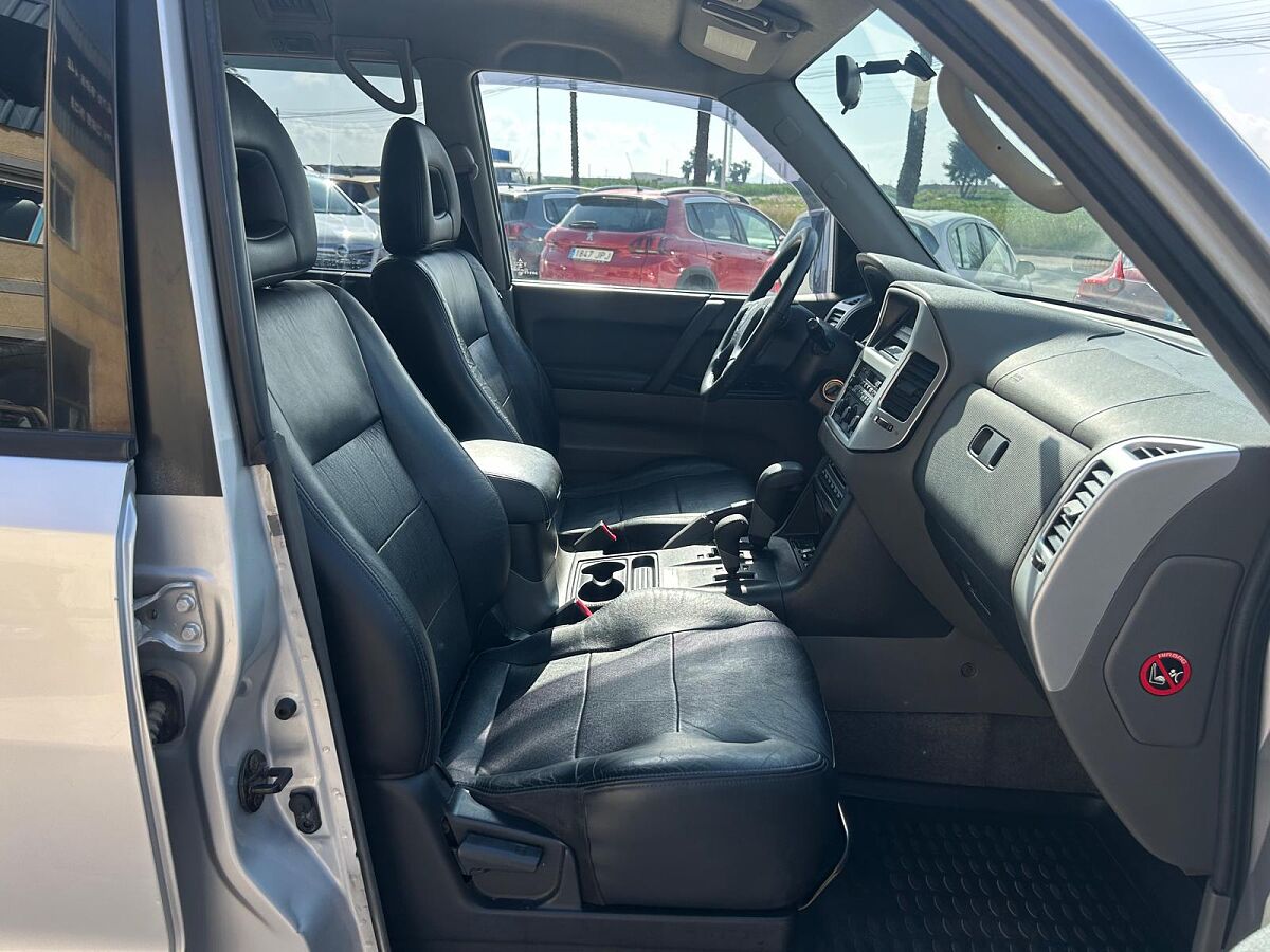MITSUBISHI PAJERO LWB 3.2 4WD AUTO SPANISH LHD IN SPAIN 177000 MILES 7 SEAT 2001